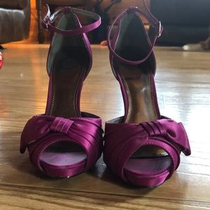 Open-toe fucsia heels with bows